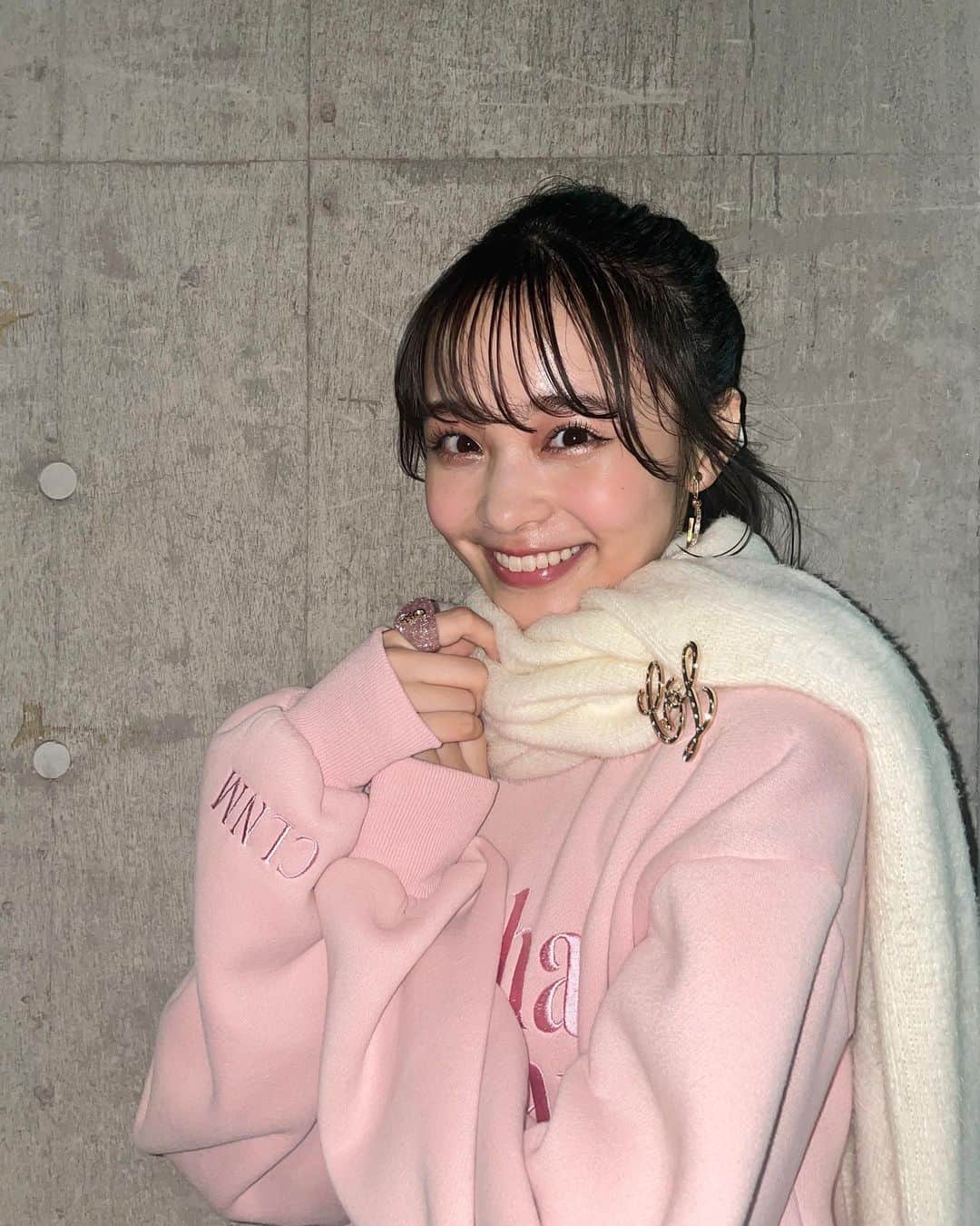 のインスタグラム：「🎀 ⁡ TGC北九州ありがとうございました☺️ ⁡ CALNAMURステージ🩷 WEGOステージ‪🧡‬‪ ⁡ どちらもあったか~もふもふで冬ですね·͜· ☀︎ 素敵な衣装で歩けて幸せ🕯 ⁡ ⁡ うちわ見えたし、歓声もありがとうございます😊 配信で見てくださった方も楽しんで頂けましたか？♡ ⁡ ⁡ 北九州の夜は水炊きを食べました😋美味しすぎた、 ⁡ ⁡ #林芽亜里 #TGC北九州 #CALNAMUR #WEGO」