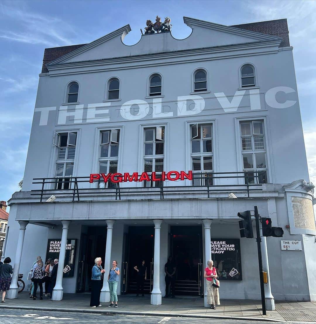 シエンナ・ギロリーのインスタグラム：「Seeing this today was an indescribably juicy privilege. Such sauce. Thanks to a brilliant cast and crew #pygmalion #theoldvic」