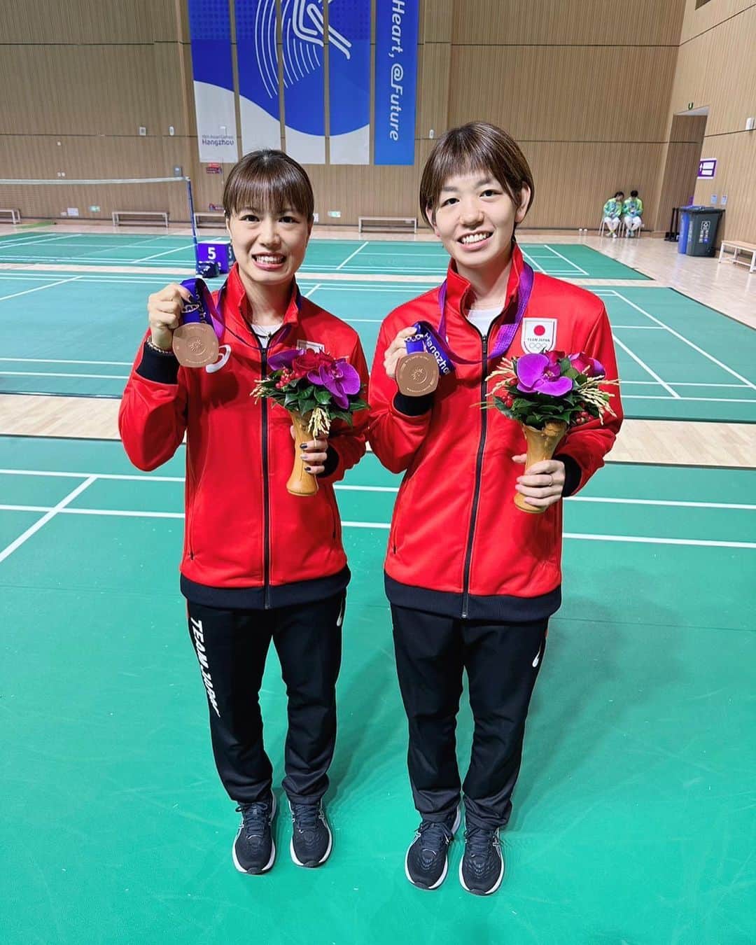 廣田彩花のインスタグラム：「. . アジア大会🥉🥉 団体戦はミックスの方達に助けてもらって、みんなのおかげで銅メダル獲得できました。 みんなありがとう🙇‍♀️  個人戦は前回と同じ色のメダルで悔しいけど、また気持ちと身体を作って、次に向け頑張ります！ たくさんの応援ありがとうございました😊 . .  #アジア大会  #Team Japan #フクヒロ」