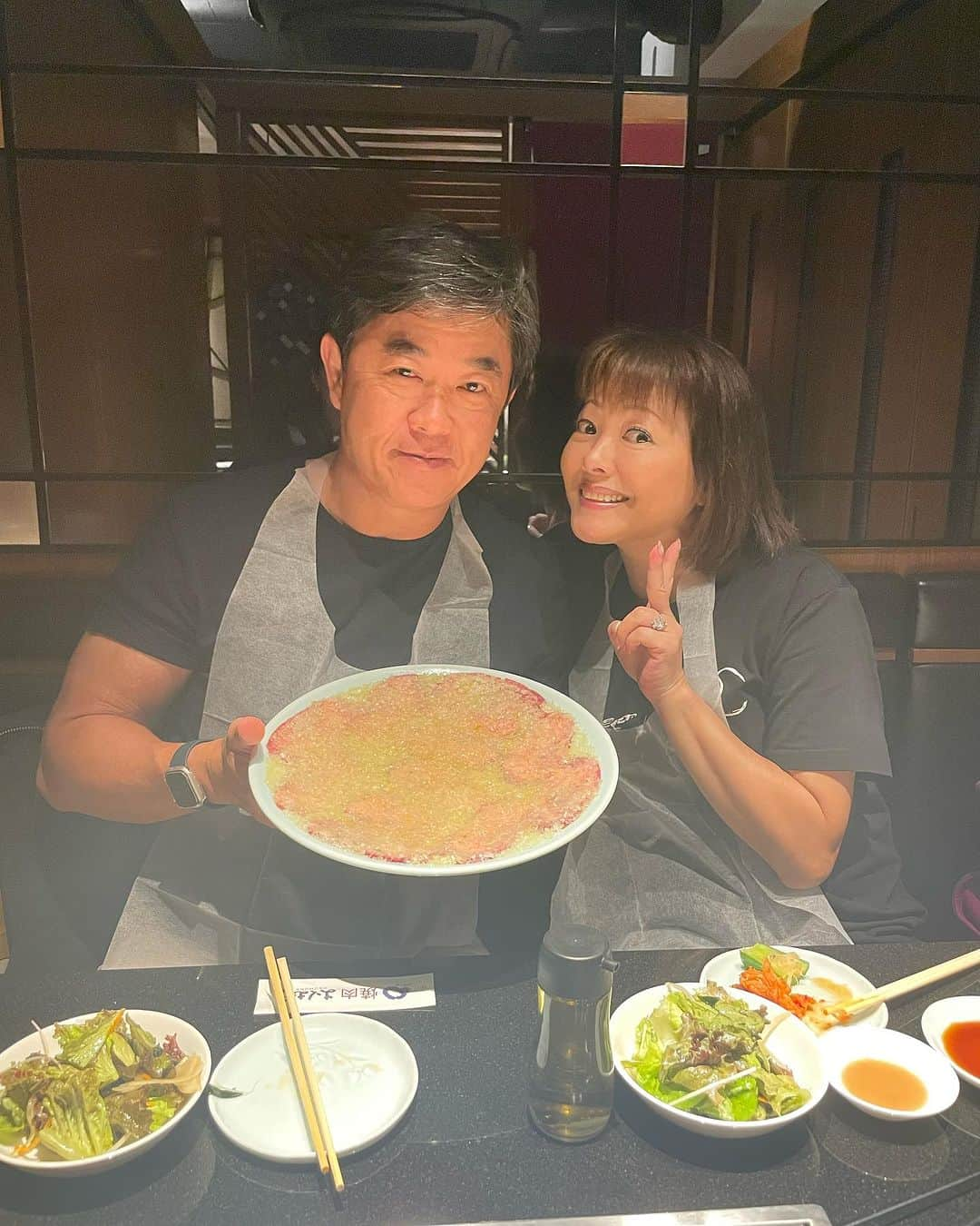 NAOMIのインスタグラム：「先日 カルロスと夕食へ🥩  リクエストにより、焼肉屋さんへ🍴  久々にお互いの近況など、のんびりと楽しい語らいが出来、カルロスもリラックス出来たであろう時間を過ごせました。  1年に1度の再会、40年のお付き合い、同じ歳、地球の裏側に住んでいても、こうして繋がっている"ご縁に感謝"です。  🇧🇷 🎙️ 🇯🇵  #プライベート時間 #1年に1度の再会 #出逢って40年🤣  #カルロストシキ #ムキムキカルロス #同じ歳」