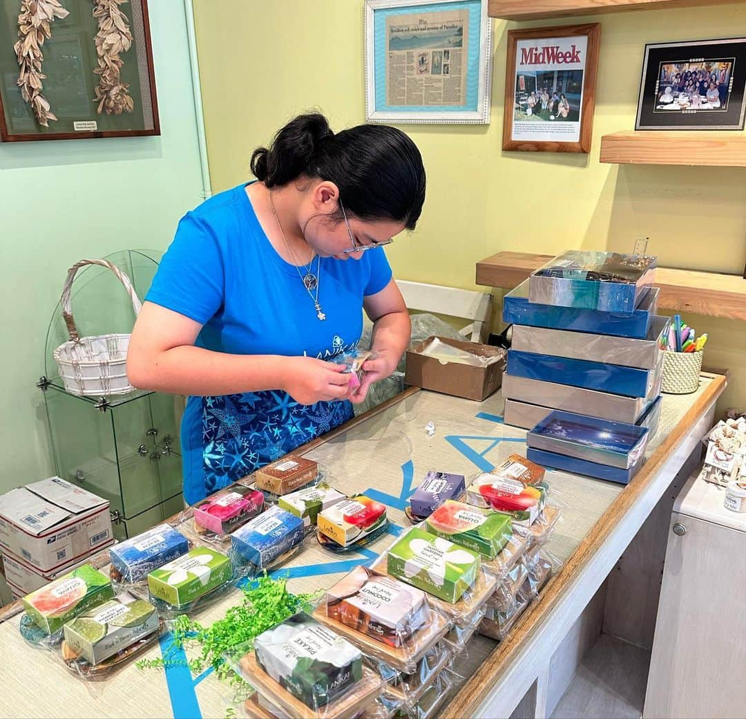 Lanikai Bath and Bodyさんのインスタグラム写真 - (Lanikai Bath and BodyInstagram)「Our manager Heidi is so happy to have her daughter with her in Hawaii. Coco is new here from China and Heidi’s already got her in the shop learning. She’s doing great. Aloha to Hawaii Coco!」10月8日 8時27分 - lanikaibathandbody