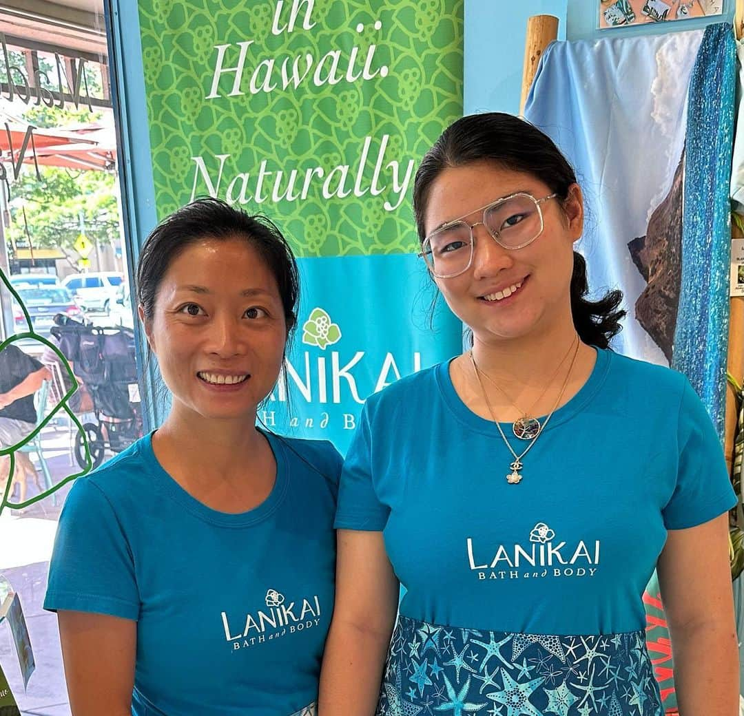 Lanikai Bath and Bodyのインスタグラム：「Our manager Heidi is so happy to have her daughter with her in Hawaii. Coco is new here from China and Heidi’s already got her in the shop learning. She’s doing great. Aloha to Hawaii Coco!」