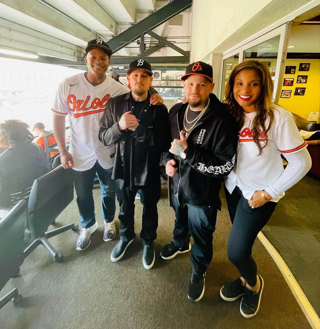 ジョエル・マッデンのインスタグラム：「Back in my home state @visitmaryland with the @orioles and @govwesmoore @dawnflythemoore There is Nothing like the magic at Camden Yards and hanging in the DMV always makes me feel home town🧡🧡🧡🖤🖤🖤」