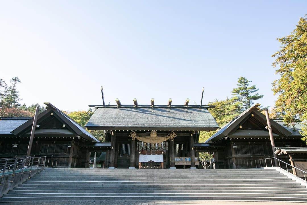 juno_jinjakonのインスタグラム：「⁡ ⁡ JUNO神社婚では、 北海道神宮でのお式もご案内が可能です。 年間通して人気の神社なので、 空き状況はお早めにお問い合わせくださいませ。 ⁡ 📍北海道神宮(北海道) 北海道内で最大の神社といわれており、道内で最も格式の高い「一之宮」とされています。 パワースポットとしても有名で、遠方から足を運ぶ人も少なくありません。 ⁡ －－－－－－－－－－－－－－－－－－－－－－－ ⁡ △ご予約方法△ @juno_jinjakon ホーム画面のURL よりお待ちしております。 ⁡ －－－－－－－－－－－－－－－－－－－－－－－ ⁡ お電話でのお問合せ、ご予約は⇩ ☏ 092-262-1107 (定休日:火曜日・水曜日) ⁡ ⁡ #神社挙式#白無垢#色打掛#引き振袖 プレ花嫁#家族婚#少人数結婚式 #福岡花嫁#神社婚#北海道神宮 #北海道神宮挙式#北海道プレ花嫁 #和婚#和装婚」