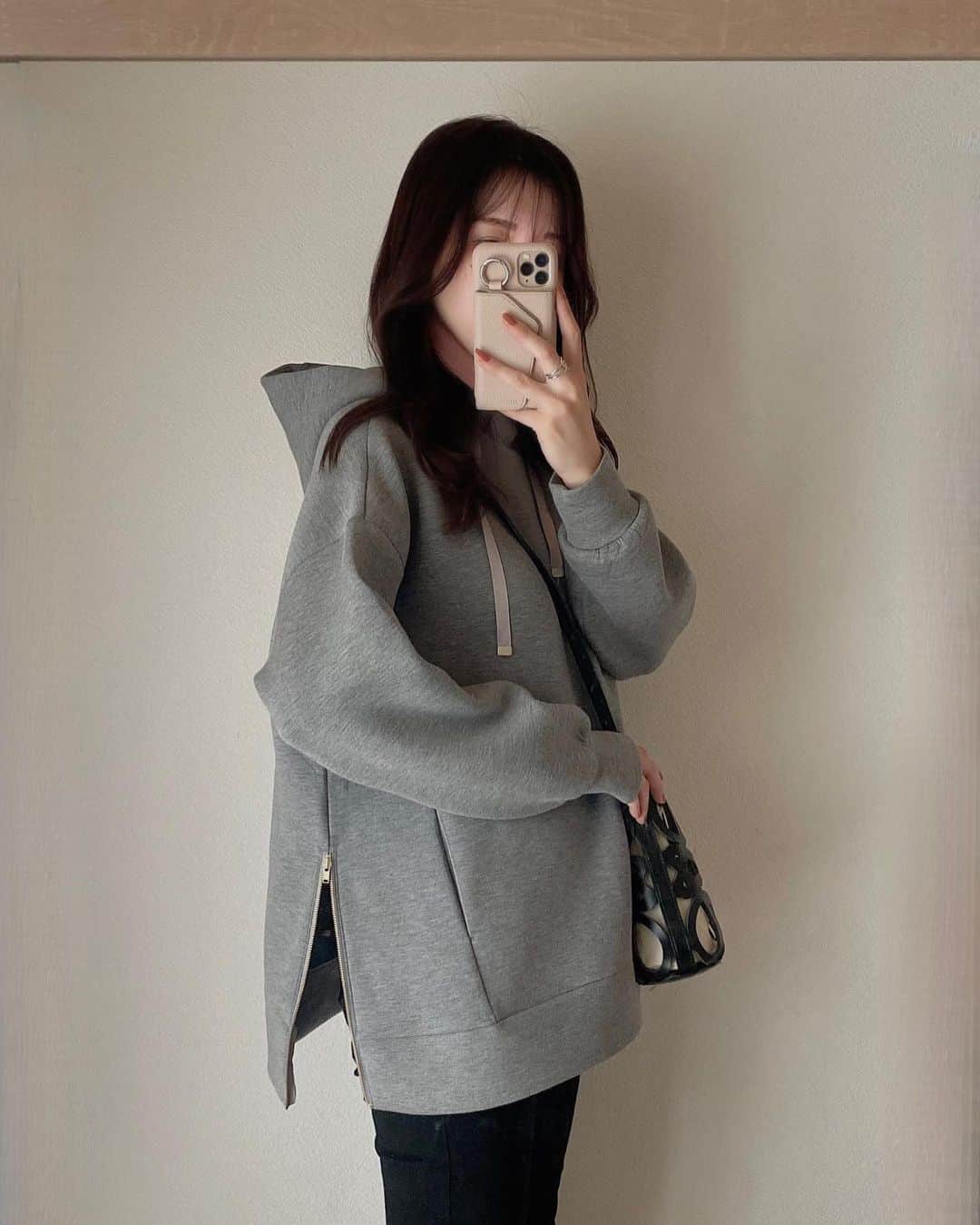 のインスタグラム：「. STYLEDOORのフーディー🩶 @styledoor_official  ふくらみ感のあるダンボールニット✨ 着心地抜群だし、 サイドジップを開けたり閉めたりすると また雰囲気変わって色々楽しめる💕  🏷️サイドジップダンボールニットフーディー . . . #PR #styledoor #emmataylor  #ママコーデ #ママファッション  #プチプラコーデ #高見えコーデ #きれいめコーデ #キレイめコーデ  #大人カジュアル #カジュアルコーデ  #きれいめカジュアル #キレイめカジュアル #シンプルコーデ #韓国っぽコーデ  #モノトーンコーデ #フーディー  #パーカー #パーカーコーデ  #mamagirl #locari #partegram」
