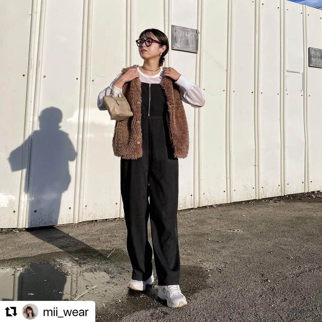 のインスタグラム：「@mii_wear さん❤️素敵な投稿ありがとうございます😍  #Repost @mii_wear with @use.repost ・・・ 𓆸⋆* リバーシブルベスト🐻 ⁡ @lbc_official_ のベストは ボアとスエードのリバーシブル♡ 2wayアイテムって 着回しの幅広がるしお得感あるよね🤤 ⁡ クーポン出てたよ🧸🎫´- ______________________________  vest／ #lbc bag／ @the_platinum_select @uspoloassn_jp shoes／ @newbalance necklace／ @goldy_jp earrings／ @iu_accessory ______________________________ 　 PR #ボアベスト #ファーベスト #ベストコーデ #サロペットコーデ #usポロ #partegram #mineby3mootd #mamagirl #しまむらコーデ #ニューバランス #スニーカーコーデ #伊達メガネ」