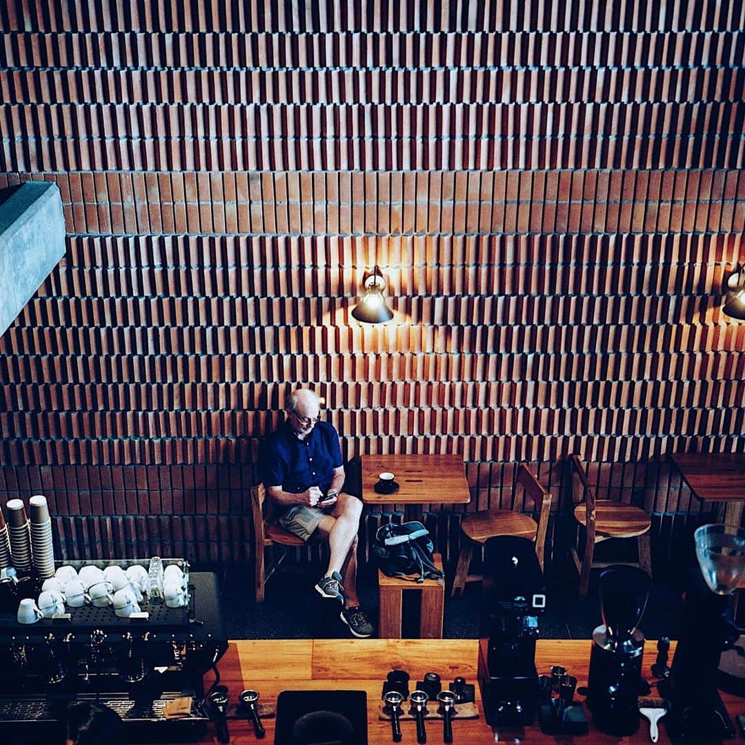 美紀のインスタグラム：「coffee break in Chiangmai  Chiangmaiの旧市街にある Akha Ama Coffee ここは欧州？！と 錯覚しちゃいそうな佇まいに Rolleiスイッチが入った私  Tさんに撮られてた 首の角度が、、、笑  みなさん、よいSundayをね！  #mikitravel_thailand🇹🇭 #mikitravel_chiangmai2023  #miki_travel_life #rolleilife #miki_rollei_shot」