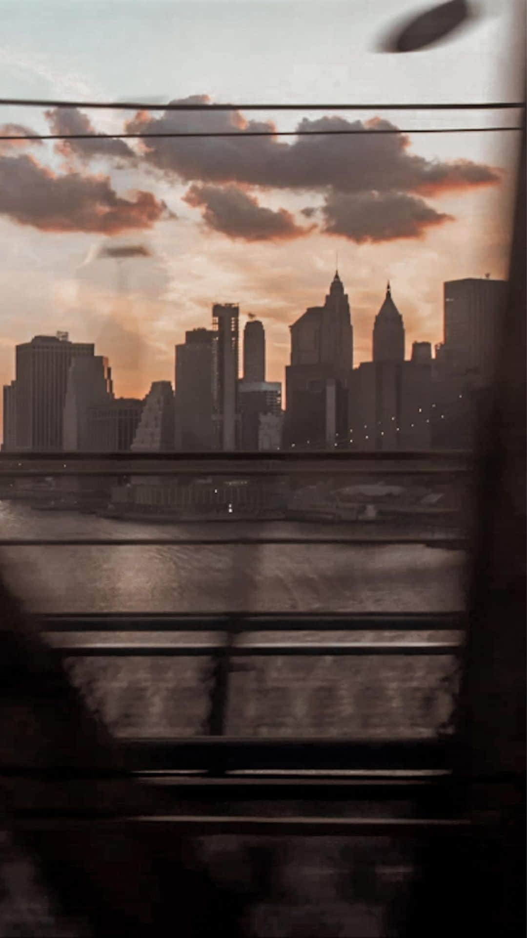 サマンサウィルスのインスタグラム：「If you can time your commute to catch the sun down, this one is pretty special x」