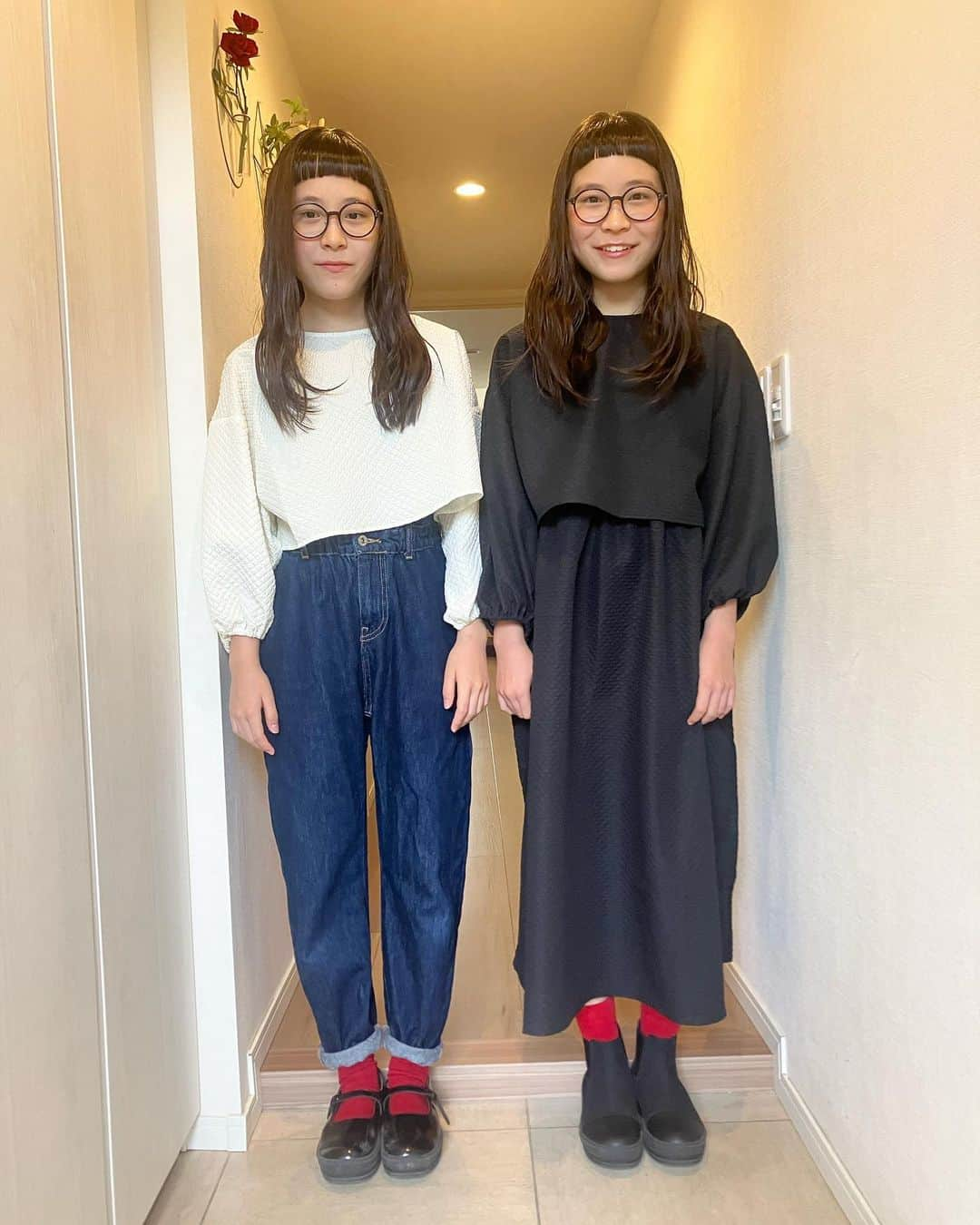 りんか & あんな（ツインガールズ）さんのインスタグラム写真 - (りんか & あんな（ツインガールズ）Instagram)「トップス色違い🤍🖤 かわえ〜☺︎ @antiqua_toy」10月8日 8時45分 - matsuko0621