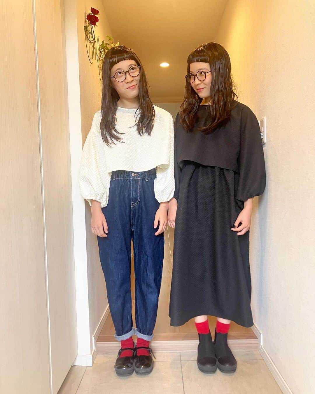 りんか & あんな（ツインガールズ）さんのインスタグラム写真 - (りんか & あんな（ツインガールズ）Instagram)「トップス色違い🤍🖤 かわえ〜☺︎ @antiqua_toy」10月8日 8時45分 - matsuko0621