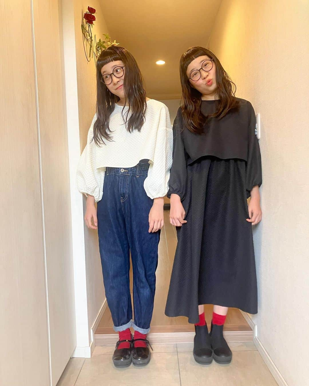 りんか & あんな（ツインガールズ）さんのインスタグラム写真 - (りんか & あんな（ツインガールズ）Instagram)「トップス色違い🤍🖤 かわえ〜☺︎ @antiqua_toy」10月8日 8時45分 - matsuko0621