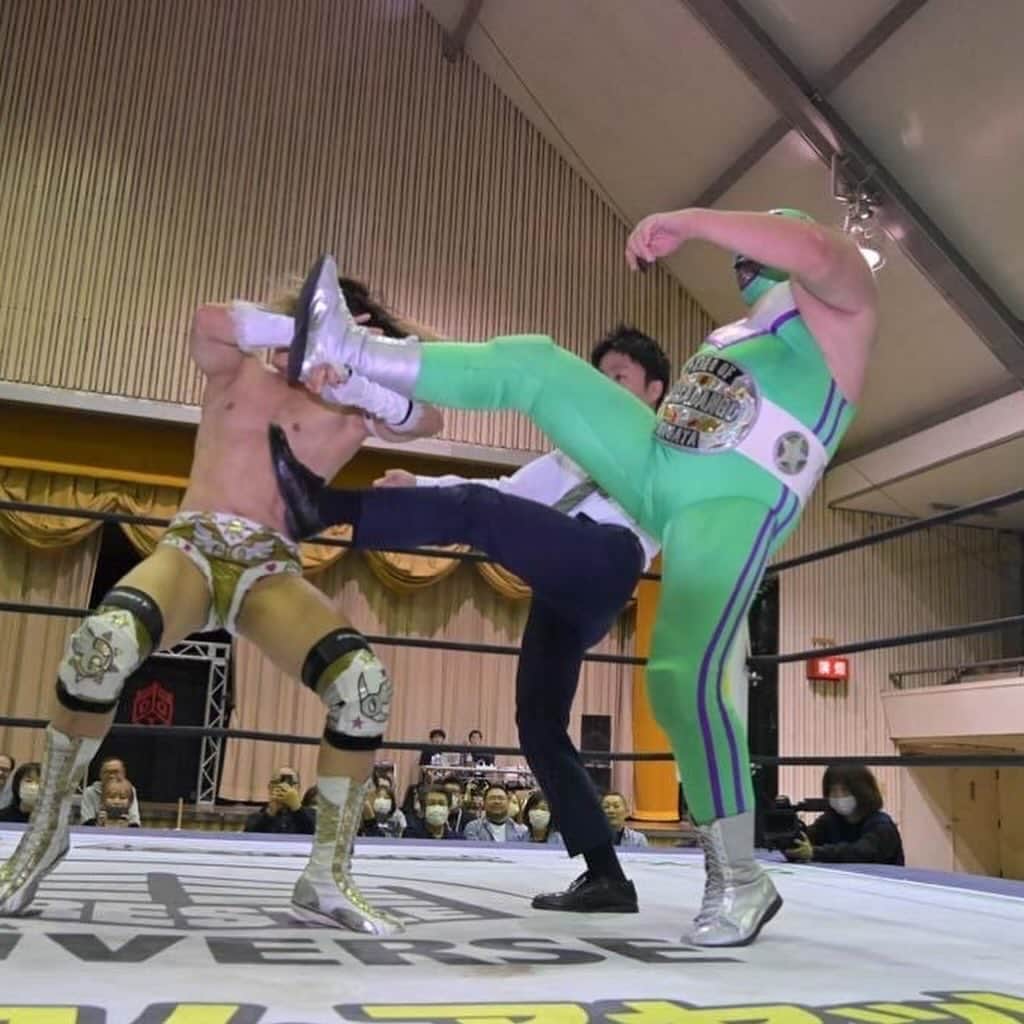 高木三四郎さんのインスタグラム写真 - (高木三四郎Instagram)「DDT初の三条大会！謎だった第3試合の"平田一喜、男色ディーノ、ササダンゴマシンによる何か"では元学生プロレスラーで今は三条市長の滝沢亮さんもリングに上がり大いに盛り上がりました！ジャイアント馬場さんの出身地であり何かとプロレスに縁のある三条でまた大会を開催できればと思います！ #ddtpro #プロレス #三条」10月8日 8時48分 - t346fire