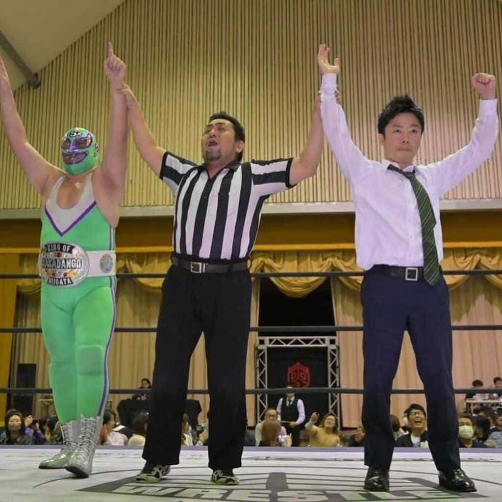 高木三四郎さんのインスタグラム写真 - (高木三四郎Instagram)「DDT初の三条大会！謎だった第3試合の"平田一喜、男色ディーノ、ササダンゴマシンによる何か"では元学生プロレスラーで今は三条市長の滝沢亮さんもリングに上がり大いに盛り上がりました！ジャイアント馬場さんの出身地であり何かとプロレスに縁のある三条でまた大会を開催できればと思います！ #ddtpro #プロレス #三条」10月8日 8時48分 - t346fire