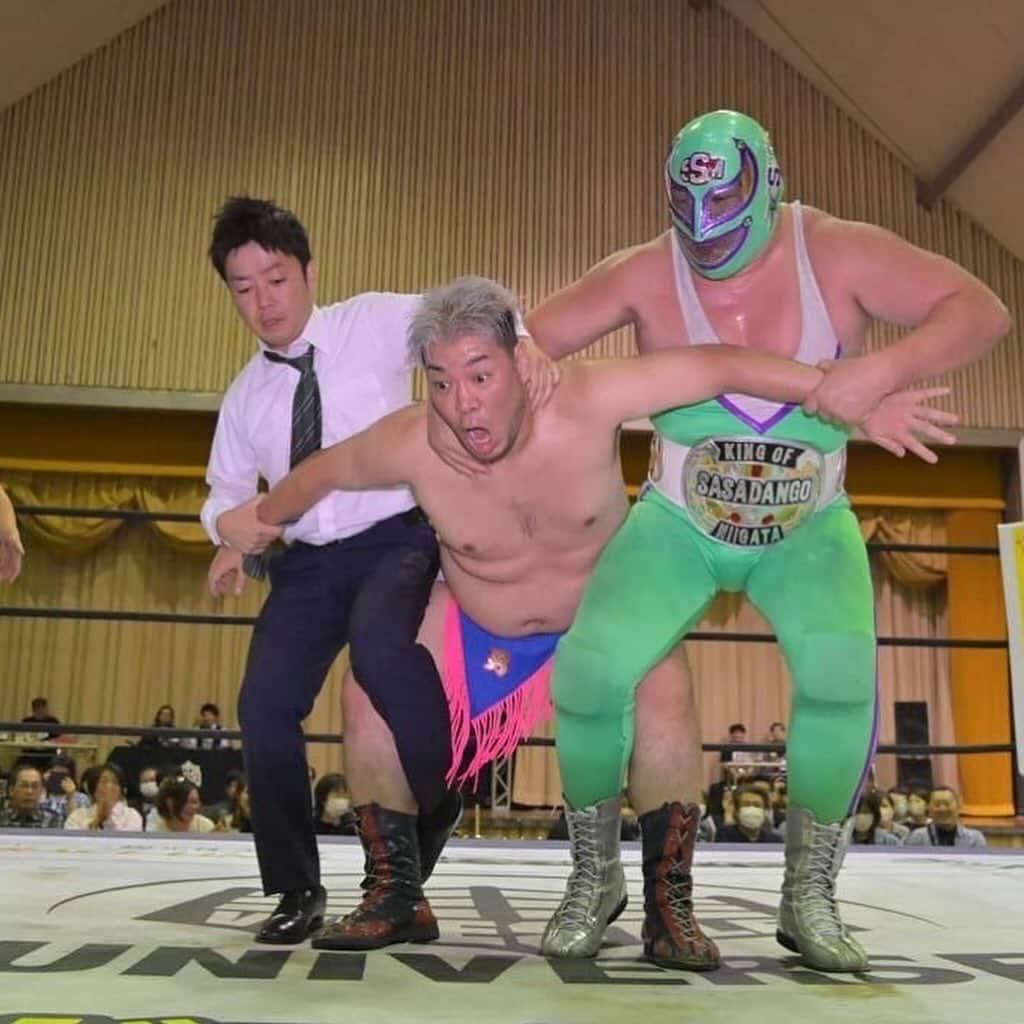 高木三四郎さんのインスタグラム写真 - (高木三四郎Instagram)「DDT初の三条大会！謎だった第3試合の"平田一喜、男色ディーノ、ササダンゴマシンによる何か"では元学生プロレスラーで今は三条市長の滝沢亮さんもリングに上がり大いに盛り上がりました！ジャイアント馬場さんの出身地であり何かとプロレスに縁のある三条でまた大会を開催できればと思います！ #ddtpro #プロレス #三条」10月8日 8時48分 - t346fire