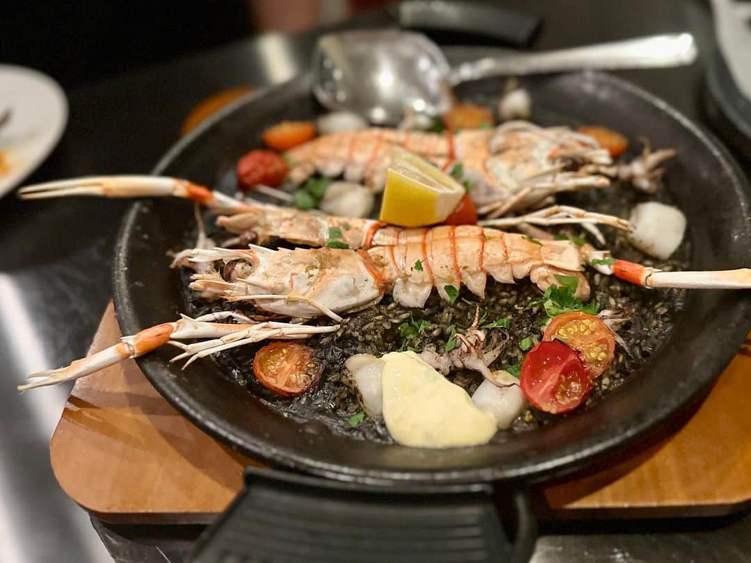 つんく♂さんのインスタグラム写真 - (つんく♂Instagram)「El Cielo by Chef Masaに行ってきた！ 友達ショーンのご招待で初参戦！ ハワイのグルメを知り尽くしてる彼曰く 「ハワイ唯一の本格的なスペイン料理」とのこと！  想像を超えてきたその味にびっくり！  めちゃうまかった！！  特に イカ墨のパエリアとウニパスタ、最高です。 おれはトリッパ良すやなぁ〜。  妻はレバーパテをめちゃ気に入っておりました！  デザートまで完璧やん！！  ありがとーー！ #ElCielobyChefMasa #waikiki #ショーンモリスハワイローカルグルメ完全ガイド366 #つんく」10月8日 8時49分 - tsunku_boy