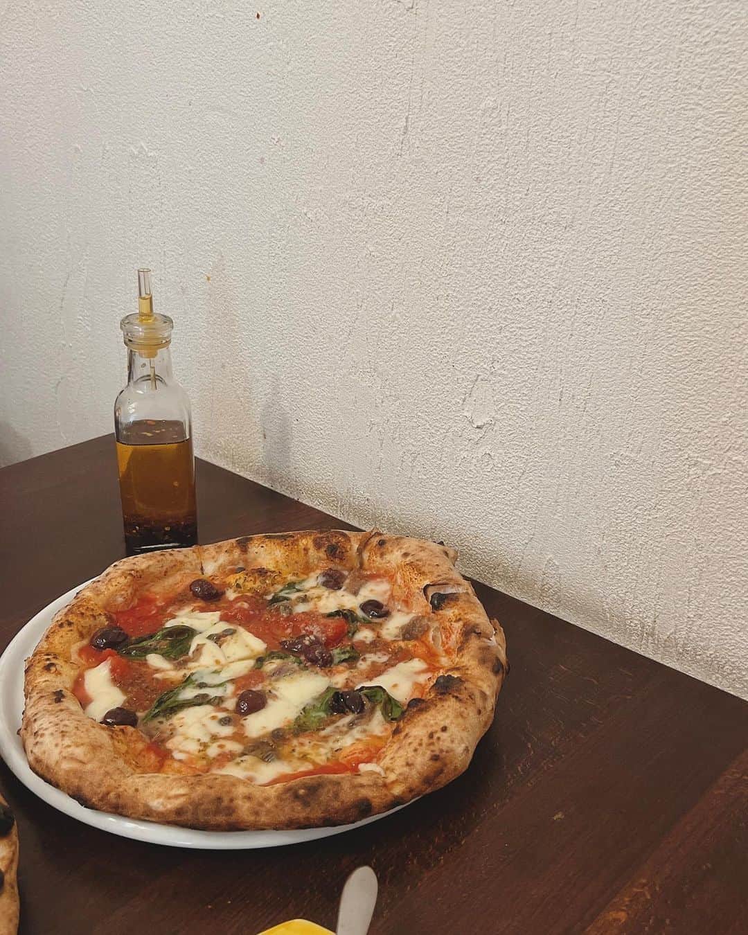 のインスタグラム：「・ 最近ピザの気分🍕  ピザを食べていつも思い出すのはサルディーニャで食べたピザ！(📷2枚目) 人生で1番美味しかったなぁ、と今でもまた食べたくなります。  旅行で美味しいものに出会えるのも旅の醍醐味ですよね！  もしサルディーニャ島に行くことがあったらぜひ♡ Sardineriというお店でした🇮🇹  #pizza #ピザ」