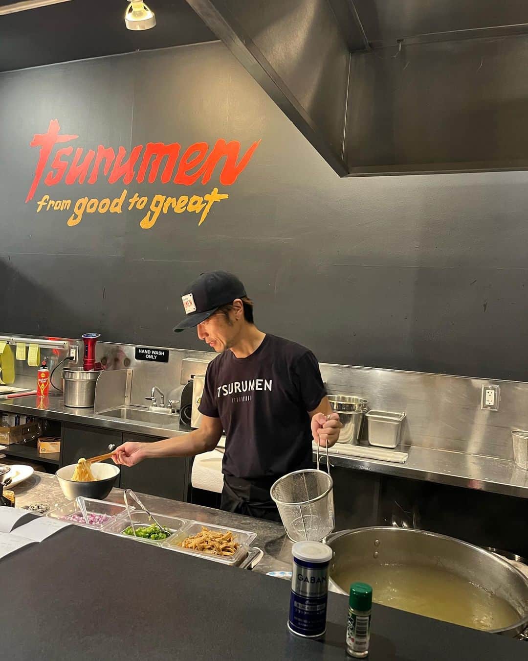 やまだひさしのインスタグラム：「アリーナ席ゲット！ お出汁のいい香り。 函館ぶりの再会はカウンター越しw #やまだひさし #ラーメン #大好き #ボストン #最高」