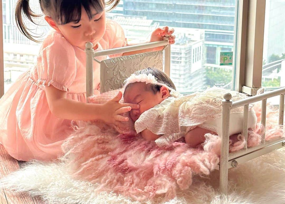 jun fitnessさんのインスタグラム写真 - (jun fitnessInstagram)「ニューボーンフォト リナの時と同じく @fountainphoto.newborn さんに 自宅に来てもらって撮って頂きました♡  この新生児の小ささがもはや懐かしいくらい 今はもう既にムッチムチに成長中👶  #baby#Babygirl#kids#2y#2月生まれ#女の子ママ#2歳#姉妹ママ#育児#子育て#ママライフ#2023年8月生まれ#赤ちゃん#出産#生後1ヶ月#令和5年ベビー#newbornphoto#思い出#新生児」10月8日 8時56分 - jjfitness44