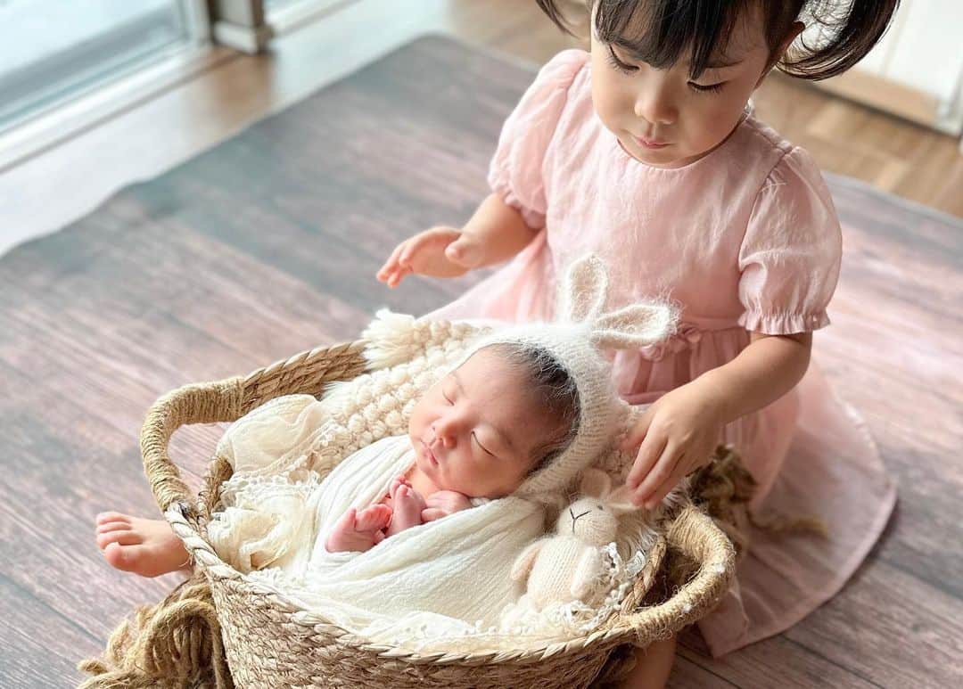 jun fitnessさんのインスタグラム写真 - (jun fitnessInstagram)「ニューボーンフォト リナの時と同じく @fountainphoto.newborn さんに 自宅に来てもらって撮って頂きました♡  この新生児の小ささがもはや懐かしいくらい 今はもう既にムッチムチに成長中👶  #baby#Babygirl#kids#2y#2月生まれ#女の子ママ#2歳#姉妹ママ#育児#子育て#ママライフ#2023年8月生まれ#赤ちゃん#出産#生後1ヶ月#令和5年ベビー#newbornphoto#思い出#新生児」10月8日 8時56分 - jjfitness44