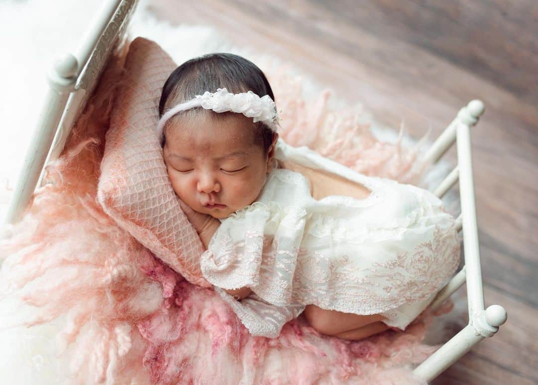 jun fitnessさんのインスタグラム写真 - (jun fitnessInstagram)「ニューボーンフォト リナの時と同じく @fountainphoto.newborn さんに 自宅に来てもらって撮って頂きました♡  この新生児の小ささがもはや懐かしいくらい 今はもう既にムッチムチに成長中👶  #baby#Babygirl#kids#2y#2月生まれ#女の子ママ#2歳#姉妹ママ#育児#子育て#ママライフ#2023年8月生まれ#赤ちゃん#出産#生後1ヶ月#令和5年ベビー#newbornphoto#思い出#新生児」10月8日 8時56分 - jjfitness44