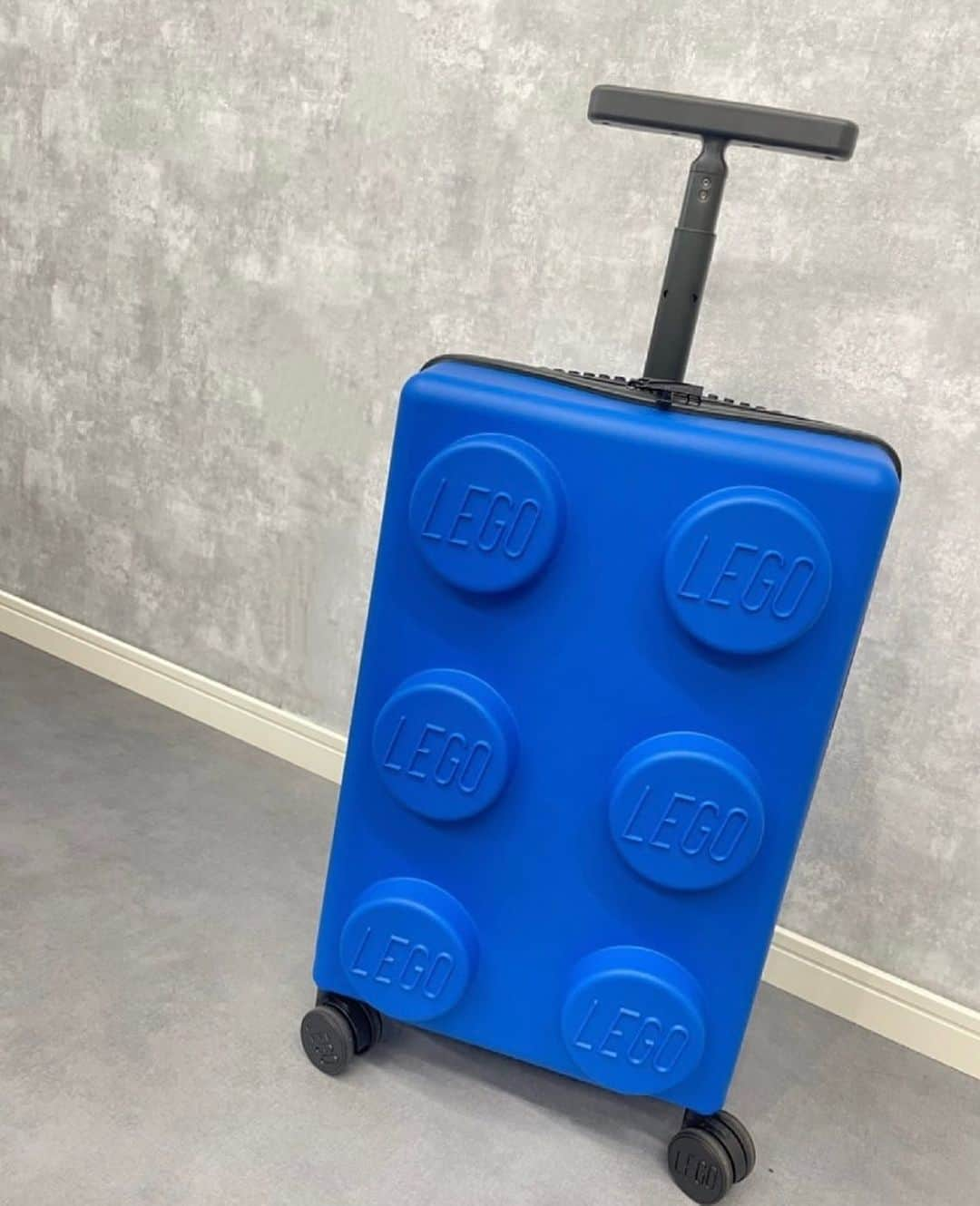 蛯原英里のインスタグラム：「@lego_bags_luggage の キャリーケース めちゃくちゃ可愛い！  このポシェットも激かわ😍  我が家キャリーケース ゲットしました☺️  #lego  #キャリーケース  #kids」