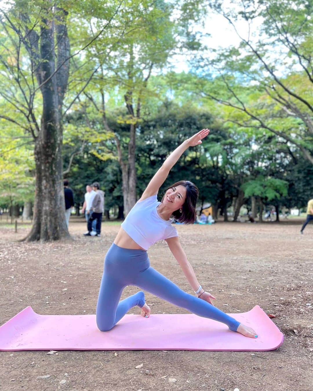吉村優のインスタグラム：「* park yoga🧘🏻‍♀️ ご参加下さった皆さま ありがとうございました♡ * 心地良い気候の中 自然を感じながらのヨガは 格別でした🌲🍂 そして何より 素敵なyoga loverにお会いできて 皆さまのヨガ愛溢れるトークが 嬉しかったです🥰 * お写真沢山撮って頂いたので ゆっくり投稿しますね〜🧘🏻‍♀️ * 梨那ちゃんありがとう♡♡ * #parkyoga #yoga #mindreset  #meditation  #ヨガ #瞑想」