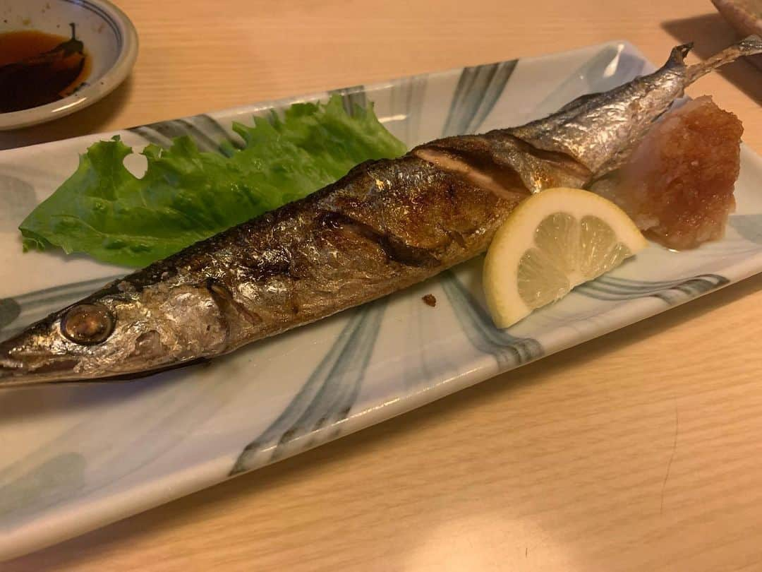 昴生さんのインスタグラム写真 - (昴生Instagram)「晩飯！！ #昨日は #青森前乗り！ #だって今日は #ミキ漫2023 #全国ツアー #青森公演！ #スタッフさんたちと晩ご飯！ #弁慶 さん！ #八戸郷土料理！ #うまいー！ #ほんでメニュー豊富！ #ほんでほんで安い！ #せんべい汁！ #せんべいもちもちで出汁うますぎる！ #真イカ刺し！ #イカがうまいということで食べたら #ほんまにうまいんかい！ #ホタテにマグロも #うまいんかい！ #イカメンチ！ #ふわふわもちもちなんかい！ #秋刀魚！ #脂乗っとんかい！ #クジラ！ #舌触りなめらかなんかい！ #真イカの握り！ #寿司もそらうまいやろなぁと思ったら #うまいんかい！ #ホタテ貝焼き味噌！ #卵でとじてめちゃめちゃうまいんかい！ #そらマネージャーもテンション上がってこんなことするわ！」10月8日 8時58分 - mikikousei