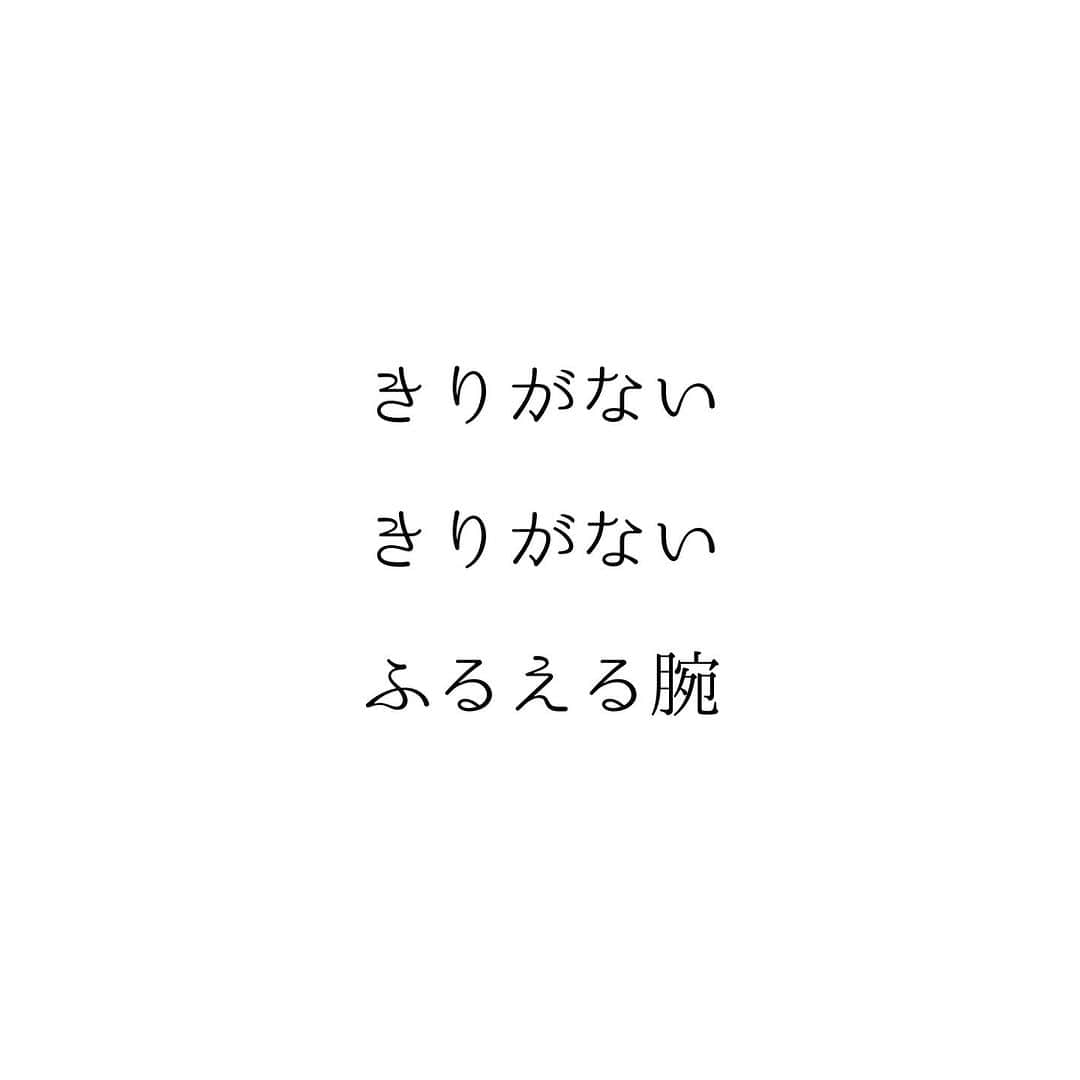 堀ママさんのインスタグラム写真 - (堀ママInstagram)「二の腕たるみ がんばって筋トレしても なかなか引き締まらなかったりするじゃない 脇の下から肋骨横にかけてを マッサージするといいのよ  全身のむくみや血流が良くなって たるみにも効果的なの  伝説のアロマセラピスト @mami_leavey マミレヴィに 教えてもらった方法なんだけど 本当におすすめ！  毎日お風呂上がりに アロマオイル使ってすると いいわよん  あ、もちろんwoman'soil使うとさらに効果的よ❤️  ストレスを溜めてるひとは 気滞体質といって 気のめぐりが悪くなってるのね そうなると 胸・脇・背中が緊張して滞って 触ると不快感や痛みがあったりするの それを解決するように 揉んで揉んで揉んでちょうだい ストレス解消して 全身のめぐりも良くなるから  #二の腕 #たるみ #振り袖 #めぐり #気滞 #リンパ #血流 #マッサージ #アロマセラピー   #大丈夫」10月8日 9時08分 - hori_mama_