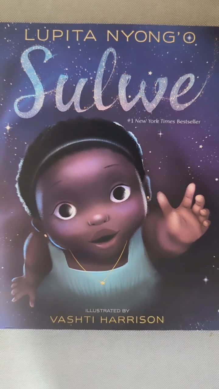 ルピタ・ニョンゴのインスタグラム：「I wrote this book to spread love not fear! #Sulwe #bannedbooksweek #brownskin #brightnessisjustwhoyouare」