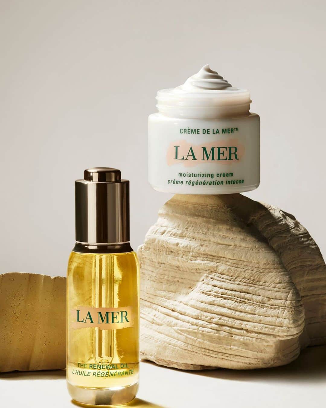 ドゥラメールのインスタグラム：「A quick nourishing remedy for those long travel days. Combine a few drops of The Renewal Oil in your Crème de la Mer to help skin bounce back.  #LaMer #LaMerSkincare #LaMerRenewalOil #CremedelaMer」