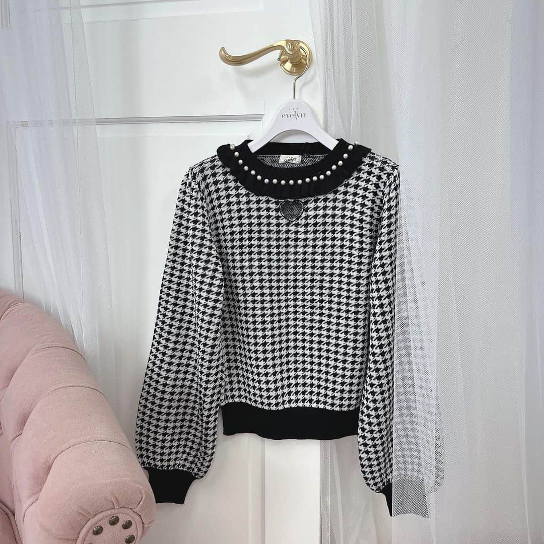 evelynさんのインスタグラム写真 - (evelynInstagram)「winter collection new arrival🧸♥︎ ㅤㅤㅤㅤㅤㅤㅤㅤㅤㅤㅤㅤㅤ #ハートカットニット¥6,400 【OW/IGY/PI/千鳥】 ㅤㅤㅤㅤㅤㅤㅤㅤㅤㅤㅤㅤㅤ #evelyn #エブリン #ガーリーコーデ #甘めスタイル #甘めコーデ #清楚コーデ #可愛い  #girly #feminine #パステル #girl #evelynコーデ #フェミニンコーデ」10月8日 9時02分 - evelyn.official