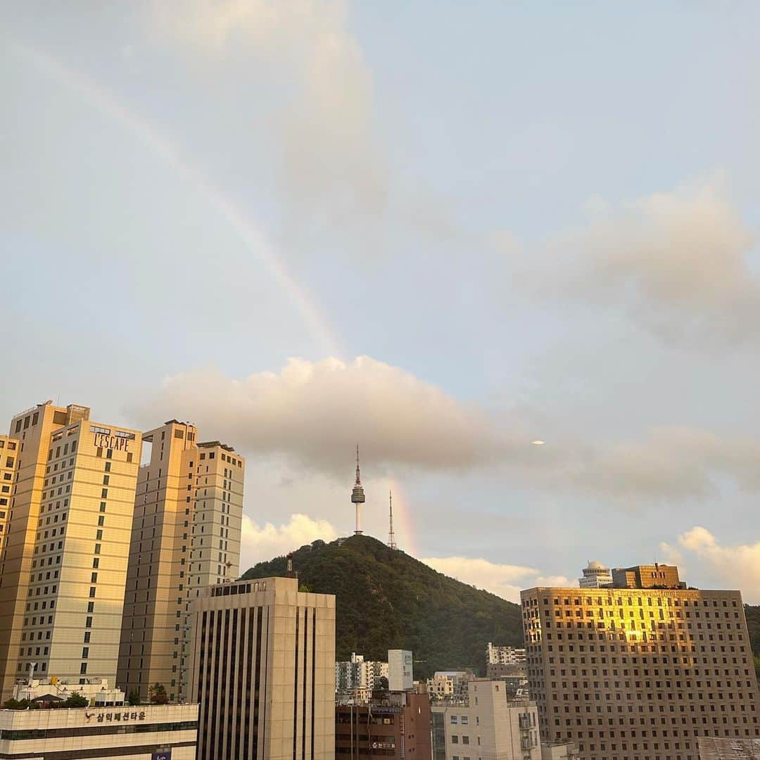 天野一菜のインスタグラム：「南山タワーにかかる虹と 反射して映り込んだ夕焼けが綺麗だった☁️」