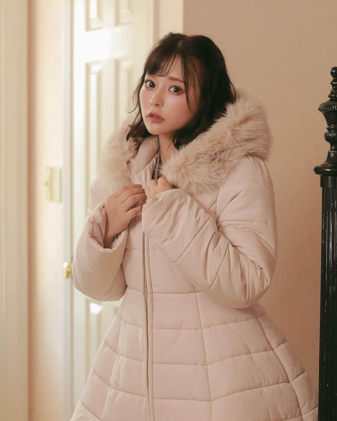 evelynのインスタグラム：「winter collection Coming Soon ❄︎‧˚  ㅤㅤㅤㅤㅤㅤㅤㅤㅤㅤㅤㅤㅤ\ 10月下旬入荷予定 / #フレアミドルダウン ¥25,800 【OW/PBE/BK】 ㅤㅤㅤㅤㅤㅤㅤㅤㅤㅤㅤㅤㅤ #evelyn #エブリン #ガーリーコーデ #甘めスタイル #甘めコーデ #清楚コーデ #可愛い  #girly #feminine #パステル #girl #evelynコーデ #フェミニンコーデ」