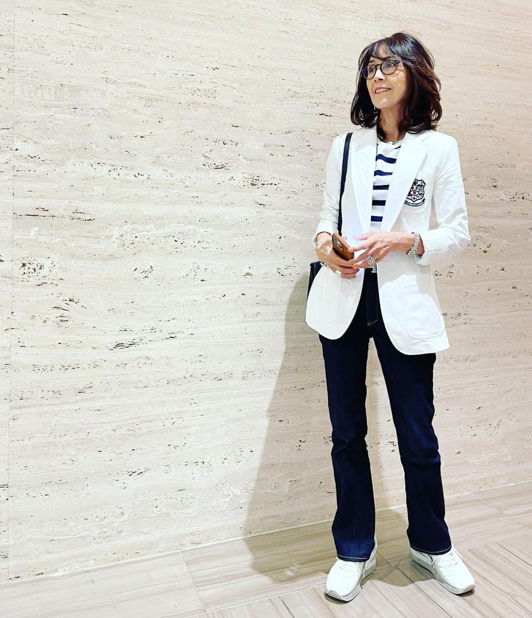 柏木由紀子のインスタグラム：「孫の運動会がありました。 声を出しての応援を頑張りすぎて、喉が痛くなるほどでしたが笑 (すぐに治りました😊) 運動会はいいですよねー 大好きです。 元気もらいました。 運動会応援コーディネートはこんな感じでした💁‍♀️ ネイビーxホワイトで。 ボトムスは @yanuk_official  のセミフレア、ワンウォッシュのインディゴカラー。 娘の作ったお弁当 みんなでいただくと尚美味しいですね🍱  よき日曜日を！  　  #柏木由紀子ファッションクローゼット 好評発売中！ 第二弾は年内発売予定‼️ #楽天ブックスファッション部門1位獲得 #発売前重版 #坂本九音楽事務所 #坂本九 #坂本九柏木由紀子 #シニアファッション #シニア世代のファッション番長 #75歳 #70代コーディネート #60代コーディネート #50代コーディネート #柏木マダム #カシワギマダム #由紀子巻き #60代ヘアスタイル」