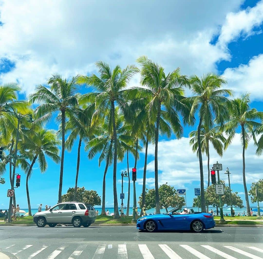 マキ・コニクソンさんのインスタグラム写真 - (マキ・コニクソンInstagram)「Aloha from Hawaii !!  今日も爽やかな朝を迎えています！ 今年のハワイの10月は気候が良いね。 日中雨はあまり降らないし 風もそこまで強くない。快適です。  今日はハワイでのリトリート2日目！ 大人の修学旅行みたいな感じ(笑) 素敵な人々に囲まれて笑いの絶えない 楽しい朝食会でした！ そしてWestman Cafe美味しかった！ (写真3-5枚目) 絶対来年もやるって決めた！  必然的に素敵な人には素敵な人が 集まるんだなって思ったよ。 皆んな笑顔で優しいエネルギーが 充満してました。  最近よく思うんだけど、 健康体で大好きな人たちが周りにいて 平和に楽しく過ごしていきたいな。 これ以上に望むものはあまりない。 この歳になるとハッピーライフが 1番って思う。  今日もお互い”Alohappy”の 精神で行こーね！💪🏼  あ！TikTok始めたよ。 まだ不慣れだけど自分が好きな ハワイのお店を少しずつ紹介していきます。 まだまだ続くよーー。  #エアハワイ🌺  #ハワイのおすそ分け🤙🏼  #ハワイでリトリート #ハッピーライフ」10月8日 9時26分 - makikonikson