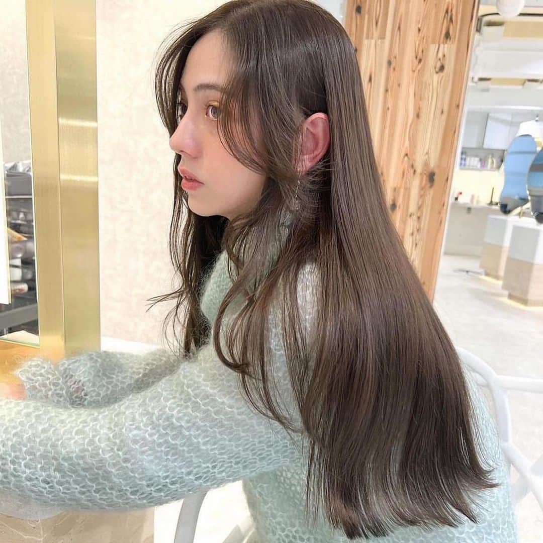 古賀美紀のインスタグラム：「#ブリーチなし でできる  「 #オリーブベージュ ❤︎」  現在の明るさより明るくしたい方、地毛からのカラーのお客様はダブルケアカラー  選択お願いします♡  【set menu】 ♡前髪カット＋ケアカラー ¥14000~  ♡バングカット顔周り＋プレミアムケアカラー ¥16200~  ♡カット＋ケアカラー ¥16100~  ♡カット＋プレミアムケアカラー¥18300~  ♡カット＋ダブルケアカラー ¥25300~  ♡ケアカラー＋トリートメント　¥18400~  ♡プレミアムケアカラー＋トリートメント　¥20600~  ※top stylist指名料＋500 ※カットなしのメニューの場合 シャンプーブロー代¥2700 ※学割10%off  〜はレングス料金含む」