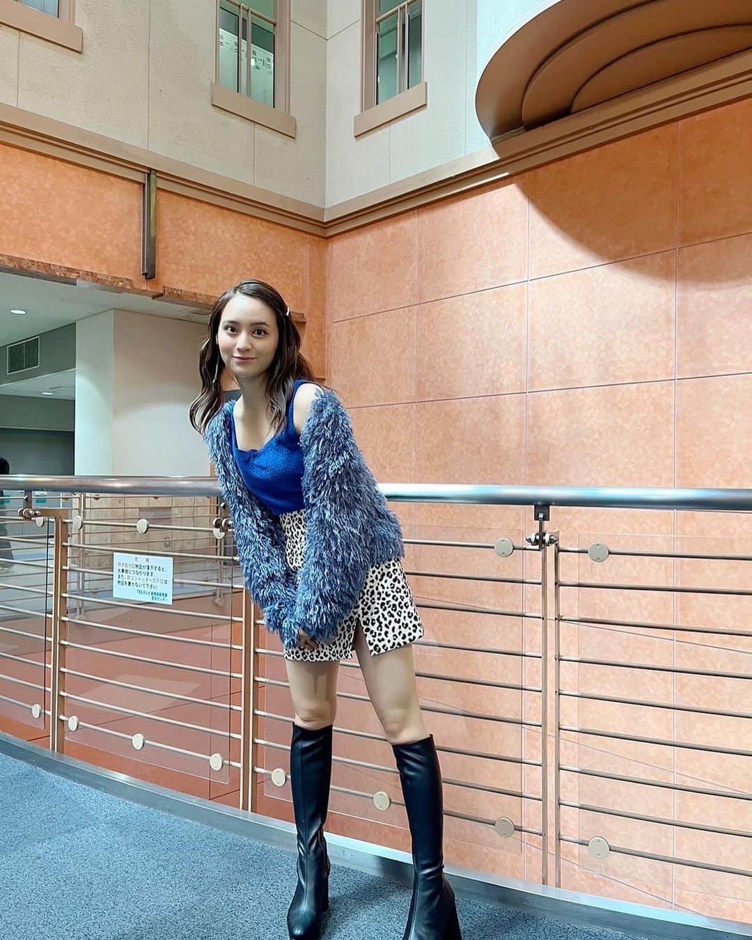 岡田結実さんのインスタグラム写真 - (岡田結実Instagram)「最近のお衣装たち〜 ギャルからキャラクター風からシンプルからモテまで幅広い🥹🥹  1-2枚目 ジャケット @_vacancy_official トップス @cocodeal_official ショートパンツ @sly_official ブーツ @dianashoespress イヤリング @lattice_lessignes  3-4枚目 ワンピース @obli_official イヤリング @abiste_official  5-7枚目 トップス、ワンピース @limue_official 靴 @randa_pic イヤカフ @goldy_jp  8枚目 トップス、ワンピース、靴 @randa_pic  9-10枚目 ワンピース、ベスト @lily_brown_official 靴 @dianashoespress」10月8日 9時21分 - okada_yui_official