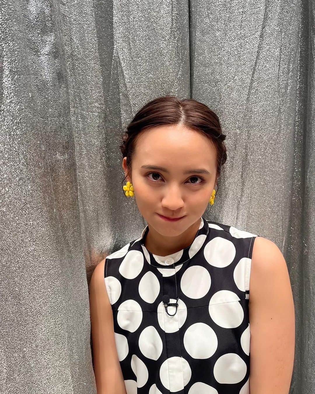 岡田結実さんのインスタグラム写真 - (岡田結実Instagram)「最近のお衣装たち〜 ギャルからキャラクター風からシンプルからモテまで幅広い🥹🥹  1-2枚目 ジャケット @_vacancy_official トップス @cocodeal_official ショートパンツ @sly_official ブーツ @dianashoespress イヤリング @lattice_lessignes  3-4枚目 ワンピース @obli_official イヤリング @abiste_official  5-7枚目 トップス、ワンピース @limue_official 靴 @randa_pic イヤカフ @goldy_jp  8枚目 トップス、ワンピース、靴 @randa_pic  9-10枚目 ワンピース、ベスト @lily_brown_official 靴 @dianashoespress」10月8日 9時21分 - okada_yui_official