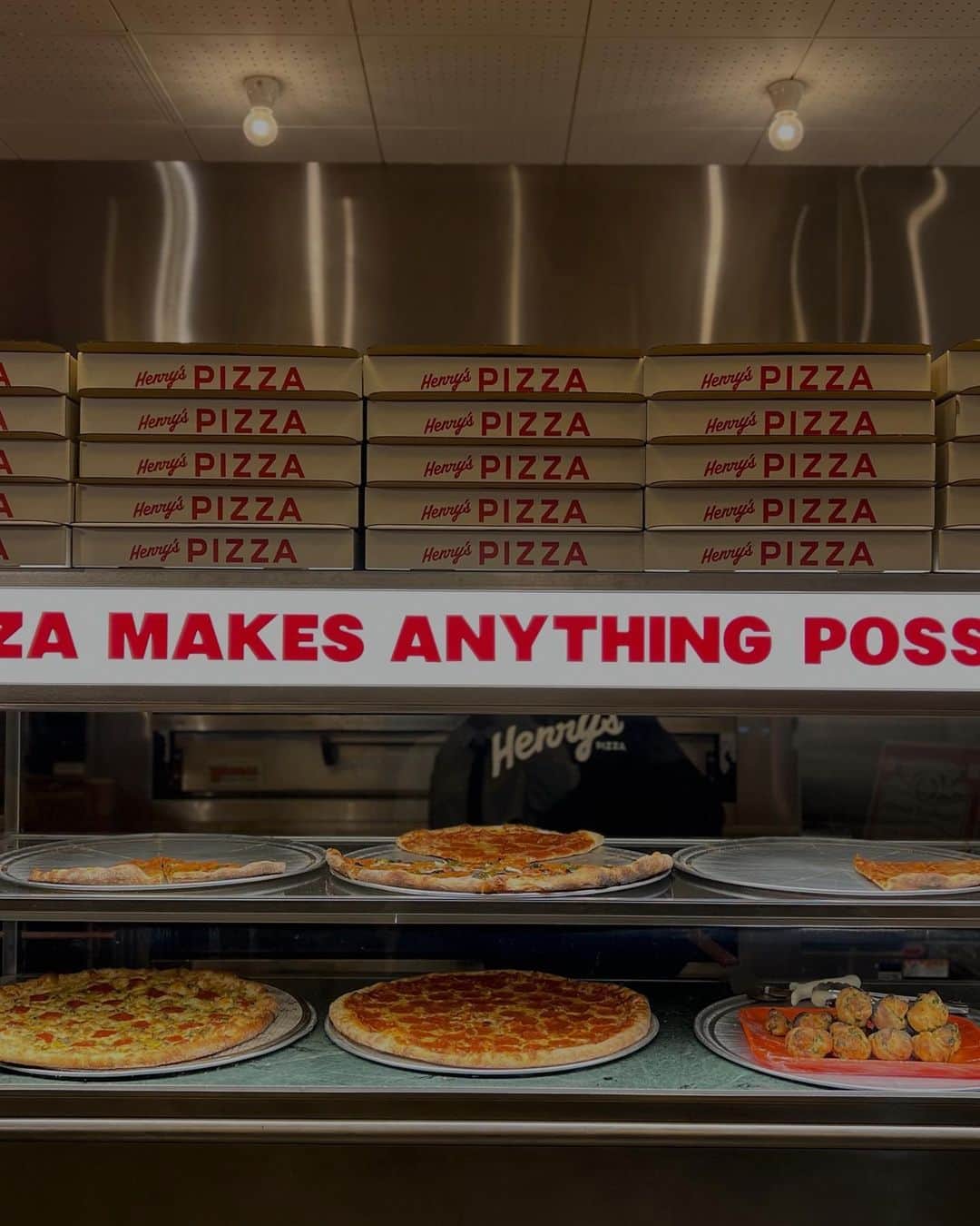 梅谷安里さんのインスタグラム写真 - (梅谷安里Instagram)「GM🍕🍕🍕 ローンチパーティで訪れた アメリカンな雰囲気漂うお店😋🍕 この日はモノトーンコーデに タイでアクセントつけてみた👔🤭 #🍕 #henryspizza」10月8日 9時25分 - anriworld