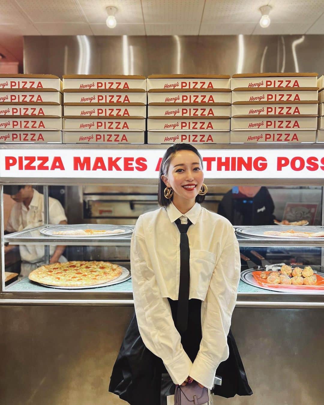 梅谷安里さんのインスタグラム写真 - (梅谷安里Instagram)「GM🍕🍕🍕 ローンチパーティで訪れた アメリカンな雰囲気漂うお店😋🍕 この日はモノトーンコーデに タイでアクセントつけてみた👔🤭 #🍕 #henryspizza」10月8日 9時25分 - anriworld