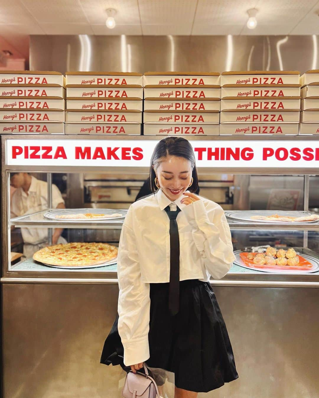 梅谷安里のインスタグラム：「GM🍕🍕🍕 ローンチパーティで訪れた アメリカンな雰囲気漂うお店😋🍕 この日はモノトーンコーデに タイでアクセントつけてみた👔🤭 #🍕 #henryspizza」