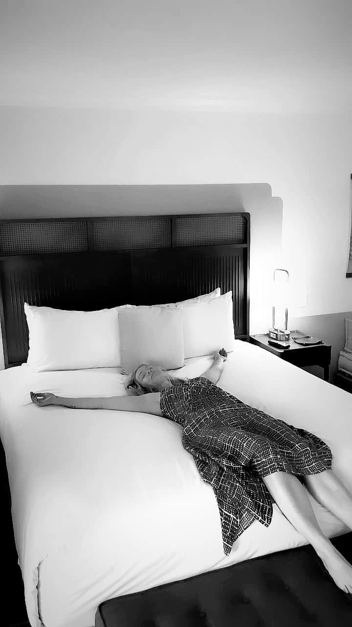 ジェニー・ガースのインスタグラム：「A cold, fresh bed = heaven!  📷 @dirvla  If you need a break, take one!  🖤JG #ichooseme #selfcare」