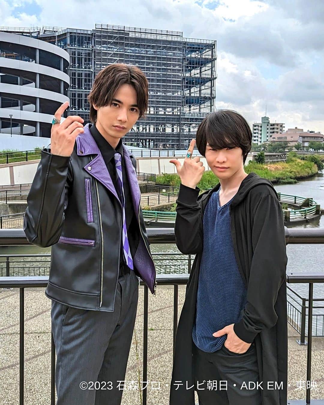 藤林泰也のインスタグラム：「第6話ご覧いただけましたでしょうか？！ 少しではありますがよりスパナのことを知っていただけたのではないでしょうか🔧 撮影も楽しかった！ そして写真は 愛すべきボルトと！ 見れば見るほど味が出てくるボルト、 最高のライバルでした🔩 天羽くんありがとうございました！ #仮面ライダーガッチャード #ボルト ＃黒鋼スパナ」