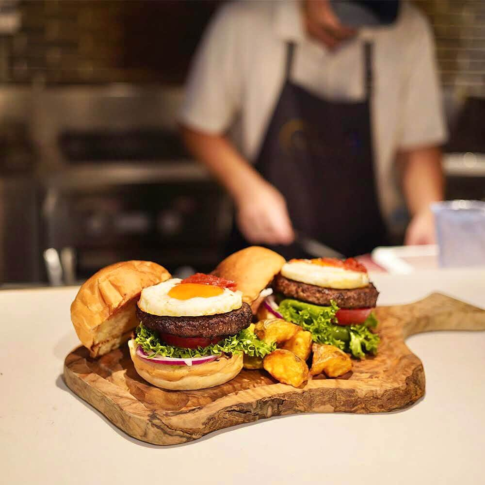 EATALY Tokyoさんのインスタグラム写真 - (EATALY TokyoInstagram)「EATALY SHONAN BURGER LUNA 🌙 イータリー湘南バーガールーナ  湘南店にて大好評の湘南バーガーに、「LUNA（ルーナ）」が期間限定で登場しています。  素材にごだわった相州牛１５０ｇのパティに「卵」をプラスしたルーナ。 ピリッと辛いンドゥーヤ入りのソースがアクセントです。  イタリア風ポテトフライのパターテ・クロッカンテとミニ・バーニヤカウダ、そしてドリンクがついたセットもお選びいただけます。  季節限定の味をぜひお楽しみください。  #eataly   #イータリー   #eatalyshonan   #湘南  ＃湘南グルメ #辻堂 #テラスモール湘南 #月見バーガー ♯相州牛 #湘南バーガー #ハンバーガー ＃burger #イタリアン #イタリア」10月8日 9時42分 - eataly.tokyo