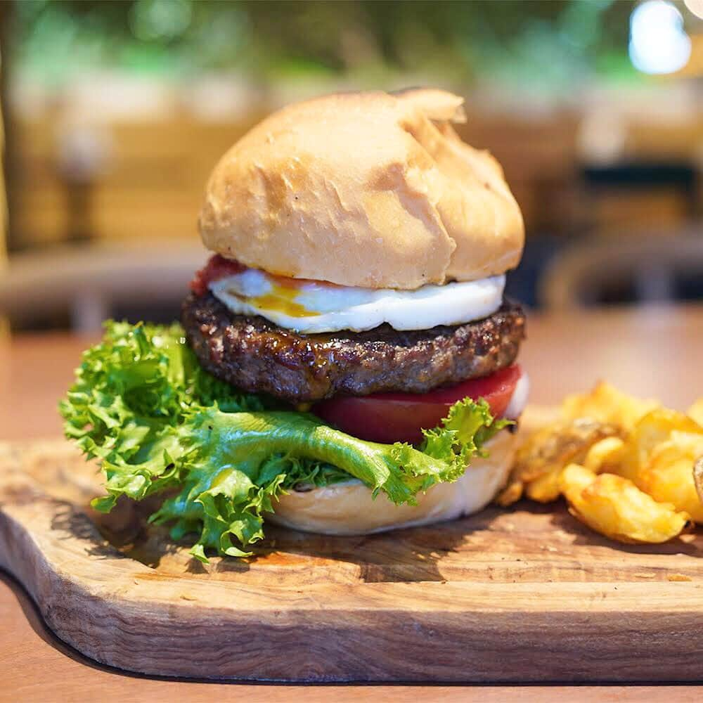 EATALY Tokyoのインスタグラム：「EATALY SHONAN BURGER LUNA 🌙 イータリー湘南バーガールーナ  湘南店にて大好評の湘南バーガーに、「LUNA（ルーナ）」が期間限定で登場しています。  素材にごだわった相州牛１５０ｇのパティに「卵」をプラスしたルーナ。 ピリッと辛いンドゥーヤ入りのソースがアクセントです。  イタリア風ポテトフライのパターテ・クロッカンテとミニ・バーニヤカウダ、そしてドリンクがついたセットもお選びいただけます。  季節限定の味をぜひお楽しみください。  #eataly   #イータリー   #eatalyshonan   #湘南  ＃湘南グルメ #辻堂 #テラスモール湘南 #月見バーガー ♯相州牛 #湘南バーガー #ハンバーガー ＃burger #イタリアン #イタリア」