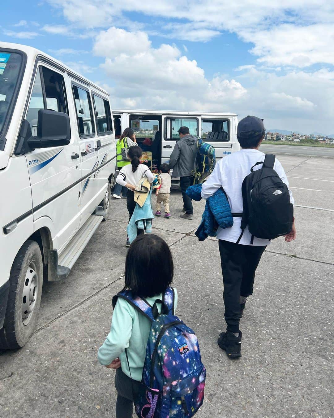 松尾翠さんのインスタグラム写真 - (松尾翠Instagram)「家族で子連れネパール旅が始まっています🇳🇵 一生にもう一度来られるかはわからないし、このチビたちの今の感性と来られるのも今だけ。 と、やったれー精神で奮起して、1年間みんなで計画を立てて臨んでる。  でも、色々あるのは旅の醍醐味と言わんばかりに 昨日は早速7時間空港で待機したけど 結局飛べず、カトマンドゥのホテルにもどった。 でも、だれも こんなはずじゃなかったのにーー！！と思わないでいられた事を感じられて嬉しかった。 今は、4時過ぎに起きて、空港にて天候待ち2日目🚁 ルクラの天気がなんとも微妙みたい。 ナムチェは快晴みたいなんだけどー😂 みんなー、待っててー！  今日もこの言葉と共に。  「思い通りにならないことと、幸せでいることは同時に成り立つと改めて教わったよう。」  『くもをさがす』  西加奈子(著)  病気になったらかわいそう あれが出来る事は価値が高い 痩せてる方がいいし胸は大きい方がいい これはこうであれはああで・・・。 そんなつもりはなくても、ここで生きてるだけで、カテゴリー分けや評価、価値、みえ方、そんなものに辟易しながらも、いつの間にか自分も染まっていることに、ふとした時に思い知らされたりする。  カナダに住み、ガンになった 作家の西加奈子さん。 カナダに移住したから気づいたこと ガンになって感じ揺れ動いたその内側の瞬間瞬間の記録。 綺麗事は言わない。でもどんな時も一貫して 真ん中に透き通った何かが流れている。 一つの尊い命を生きる人の本だ。  何度もこみ上げ、泣きそうになった。 目を逸らしたくない。 この真っ直ぐな魂の言葉を 直球の感情がそのままのった言葉を 今、私に出来る一番まっすぐで、真正面から受け取りたいと思った。 西さんのその時の日記のような文章に合わせて 詩が挿入されていて、それがまた、とてもグッとくるスパイスのようになっている。 これは、折り目をつけて何度も読み返した部分の一つ。 抗がん剤治療を開始する為に、坊主にした時の描写はとても神々しかった。 ご自身でもそれを気に入っていて、美しいと感じていた。その場面で西さんが挿入した詩はこれだった。  －しっかりとした気持ちでいたい 自ら選んだ人と友達になって 穏やかじゃなくていい毎日は 屋根の色は自分で決める 美しいから　ぼくらは カネコアヤノ「燦々」―  表面的に穏やかな様子で自分を偽って傷つけるくらいなら 穏やかなんかじゃなくていい。 そんな気持ちに共感した。 うまく立ち回れていないのかもしれない。でも どこまでも、今、この瞬間の自分そのままで納得していたい。  「人に対して誠実でありたいと思うこと」 それとあわせて、 「自分の奥底に対して誠実であること」  結局のところ、見えない思いや根底に流れる部分を、人は感じ取り合う。 わかりやすくそれっぽく見えなくたっていい。 できない時もある。それでも、そういたい、と思っていたい。 そしてそんな心意気で生きようと思っている人を感じ取ると… とても嬉しくてありがたいと思う。 そこで その場所で まっすぐに生きていてくれて ただまっすぐに生きることがとても難しい時代に その姿をみせてくれて ありがとう。 しっかりとした気持ちでいたい。 目の前のことに対して、人に対して、自分に対して。  これは、それぞれの人生の中で感じたい事を問う本かもしれない。 決して人生で起こってほしい事柄やなりたい形の事じゃない。 たくさんたくさん揺さぶられて、感じて 自分は・・・を問う。 答えはないかもしれない。でも、それでいい。 そんな余白のある長い時間を 秋は用意してくれるから。  今日もそれぞれの持ち場で 笑顔多めの1日になりますように！  センスオブワンダーは今日のお昼の12時までのオープンです📚 @senseofwonder_kyoto  トップページのプロフィールリンクまたは ストーリーよりお店へ😆 半袖Tシャツも、今日で今年ラストでーす🙏  と、駆け込みで空港Wi-Fiで打ち込んでいるので、、 恒例のミス変換多いかも😂  #ネパール旅行 #子連れ旅 #子連れネパール #子連れ海外  #翠さんの地球旅 #くもをさがす #西加奈子さん #エベレスト #senseofwonderkyoto #今日こそ」10月8日 9時43分 - midori.matsuo_official