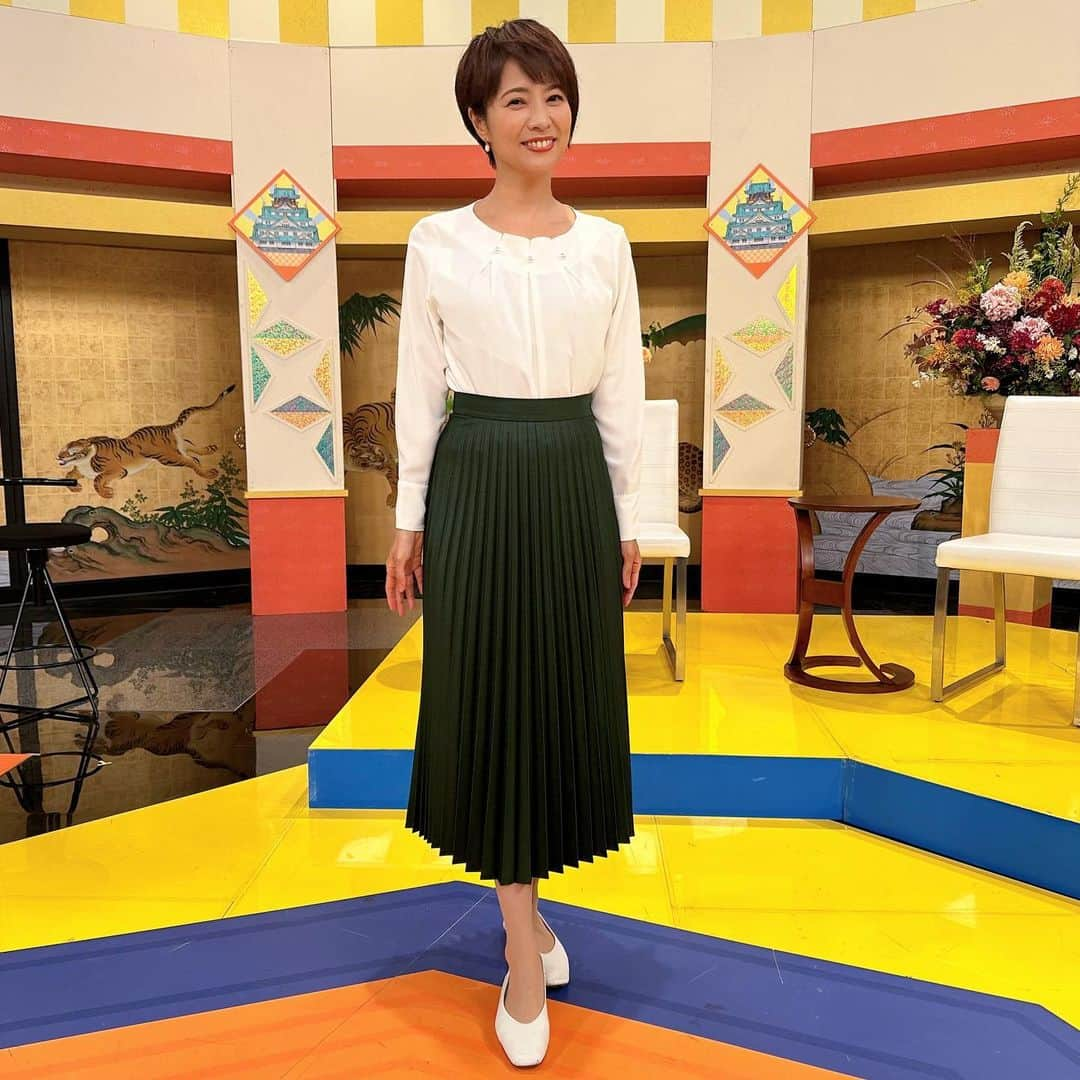 村井美樹のインスタグラム：「明日10月9日(月・祝) NHK総合 22時〜 #日本最強の城  「秋の絶景！城ハイキング」 の放送があります🏯✨  ようやく涼しくなってきて、城巡りにいい季節になりましたね☺️ 今回は秋のハイキングにおすすめなお城をご紹介します🍁 登りやすい丘の城から、本格的な山城まで、初心者の方も登山好きな方も楽しめますよー！  取り上げるお城は…  【初級編】 異国情緒あふれる港の要塞 #平戸城 （長崎県）  【中級編】 名峰を望むみちのくの要 #二本松城 （福島県）  【上級編】 日本海を見下ろす上杉謙信の巨城 #春日山城 （新潟県）  です。ぜひご覧ください😆✨  衣装のトップスは @royalpartylabel_official です」