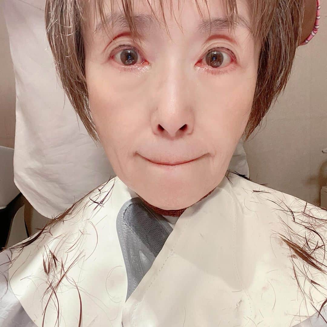 小柳ルミ子さんのインスタグラム写真 - (小柳ルミ子Instagram)「美容院  伸び切って ボッサボサだった髪を カットしカラーリングして来ました✂️🤎  後頭部の重たい所は 8㎝程カットしましたよ✂️  71才の割に 毛も多いし 元気な毛髪だし 張りがあってぺちゃんこにならない… 皆に羨ましがられます😆‼️  体もメンタルも 髪の毛も元気な71才💪  元気に産んでくれた両親に感謝です🥰🙏  ⠀  #小柳ルミ子 ⠀ #美容院 ⠀ #カット ⠀ #カラーリング ⠀ #ショートヘア ⠀ #美容師 ⠀ #71才 ⠀ #元気 ⠀ #両親に感謝 ⠀ #アンコキーヌ ⠀ #藤島彩子 さん⠀ #愛車 ⠀ #運転 ⠀ #スッキリ」10月8日 9時39分 - rumiko_koyanagi