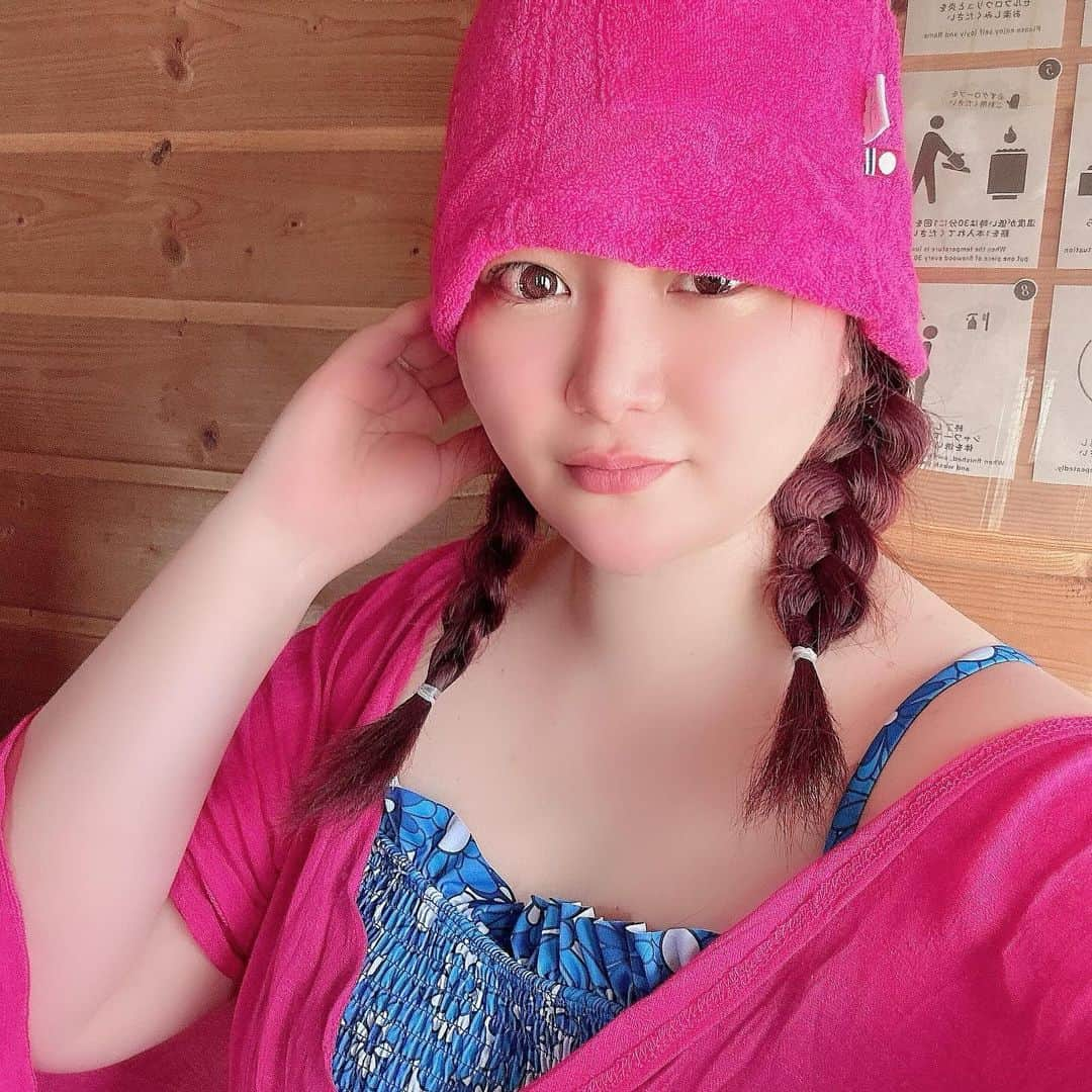 安藤麻里愛のインスタグラム：「常滑のサウナスチーマーズ @steamers_sauna へ 友人と行ってきたよー😍 ずっと楽しみにしてた初サウナ、楽しすぎた💓  はじめは板取川の方のサウナ予定だったけど 予約が取れず断念。近場にあるじゃん！とりんくう😁 コストコとイオンの横のあそこです👆  少し風が強い日で テントサウナは入れなかったのが残念だったけど それでも初サウナとしては楽しめました✨  友人と一緒にぽけーっとして めちゃくちゃ語って、 海でバシャバシャしたり、 最高だった◎  アウトドアな人間じゃないから 外に連れ出してくれる友人には とても助けられてます💁‍♀️ ほんと、引きこもりだからねw  約束もしてないのに2人とも GoPro360で撮影しようとしてたりして めっちゃ笑った！ 準備よすぎ🤩  11月ごろにお揃いで買ったカメラが届くから また予定合わせて遊びにいかねば😊  サウナの後は イオン行ったりコストコ行ったりと とっても充実してました😁  どーでもいいけどクソ日焼けしたwww 夏じゃないのにーーー！！！ ショックー😭  今日は今から 𝗜𝘁'𝘀 𝗠𝗲𝗲𝗲 の広告撮影です🩷 今季も可愛いの揃ってます😍 ショップはこちらから ⤿ @its_meee_official   #サウナ #常滑 #愛知サウナ #サウナー #サウナイキタイ #サウナ女子 #トトノ#整いました #常滑ビーチ #りんくうビーチ #steamers」