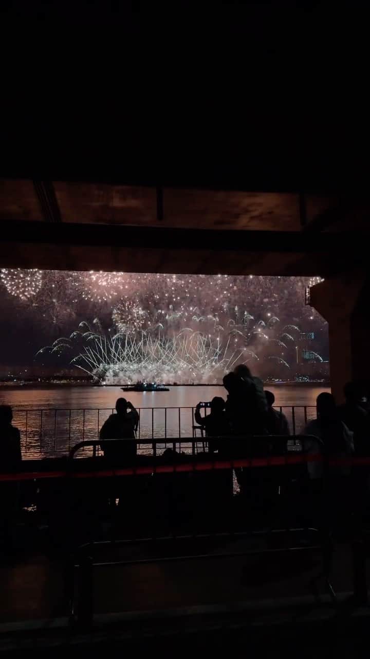 ティナ のインスタグラム：「My first fireworks festival in Seoul🥺🤍What a magical day! The ending was so beautiful #서울세계불꽃축제 #seoulfireworksfestival」